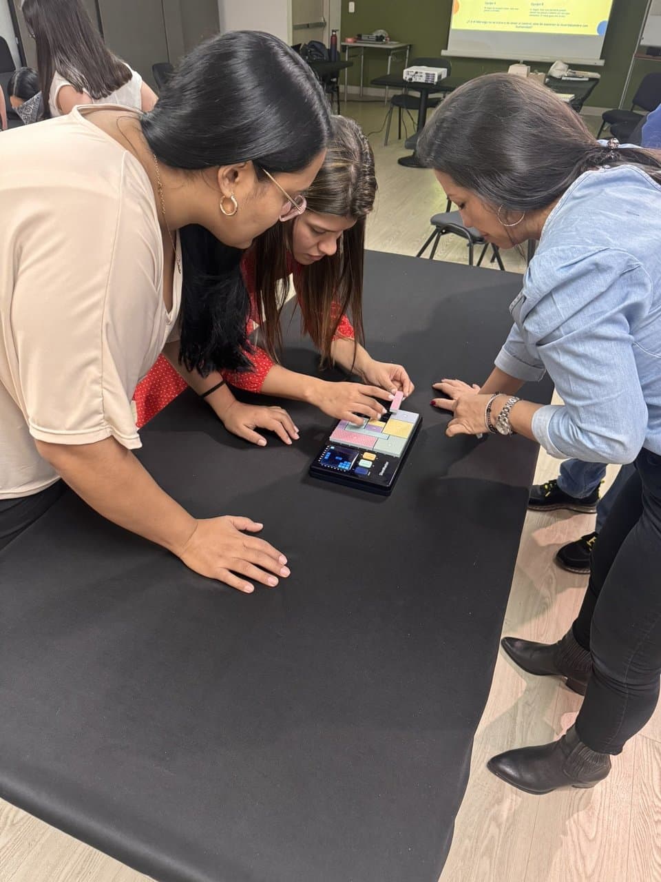 Equipo resolviendo puzzle