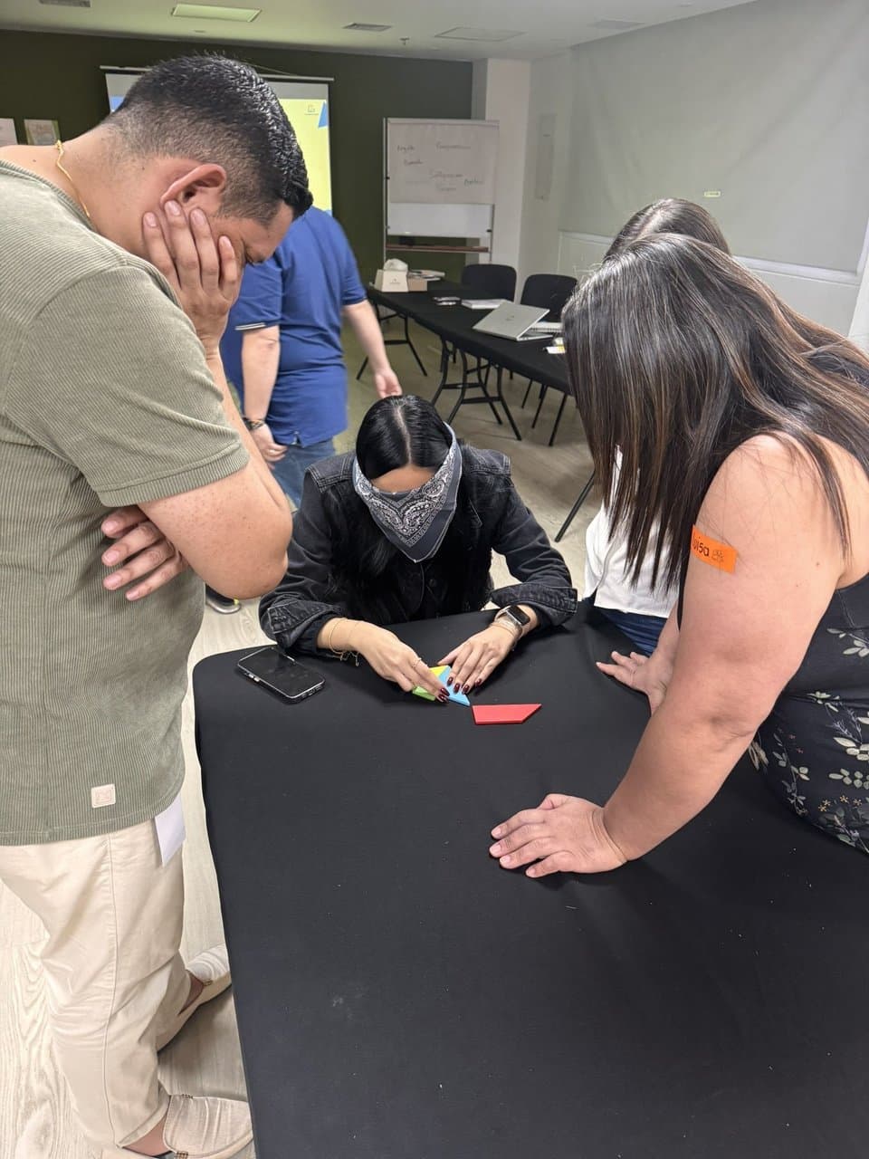 Participante con venda en los ojos