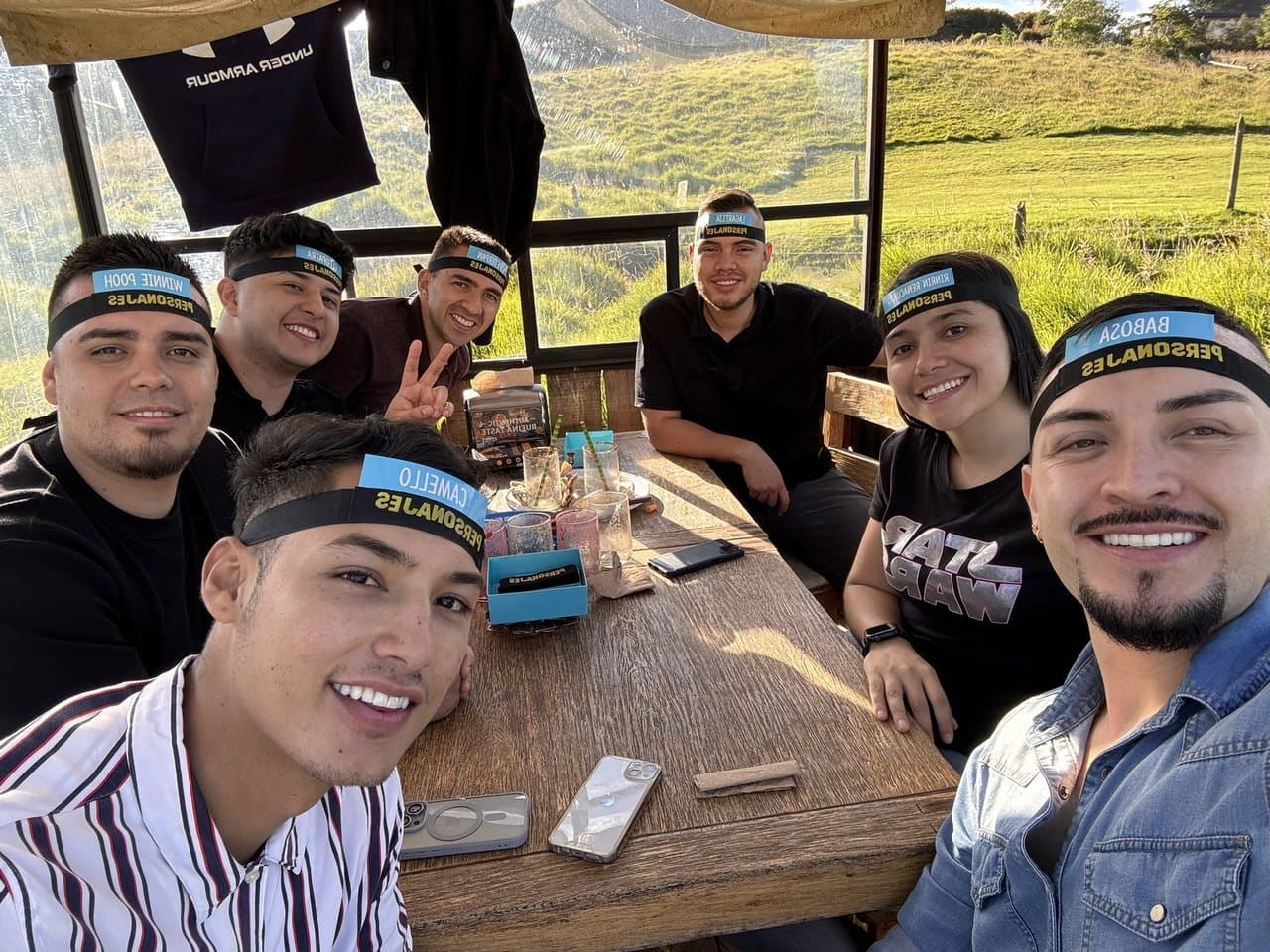 Equipo jugando con diademas